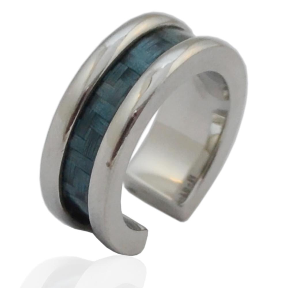 Anello a fascia in acciaio lucido con inserto in fibra di carbonio