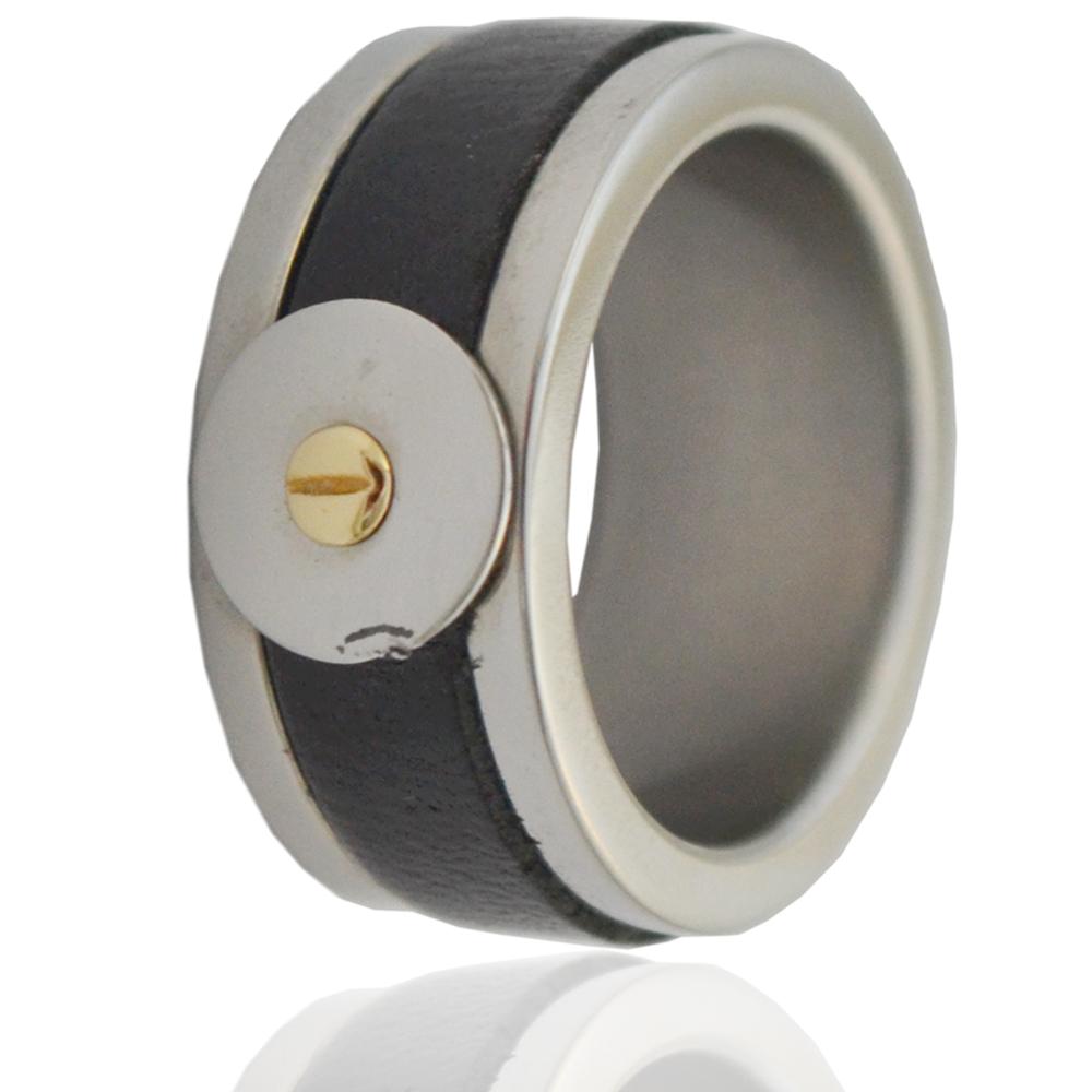 Anello fascia inglese in acciaio lucido mm 10 con borchia centrale in oro giallo 18 e inserto in pelle
