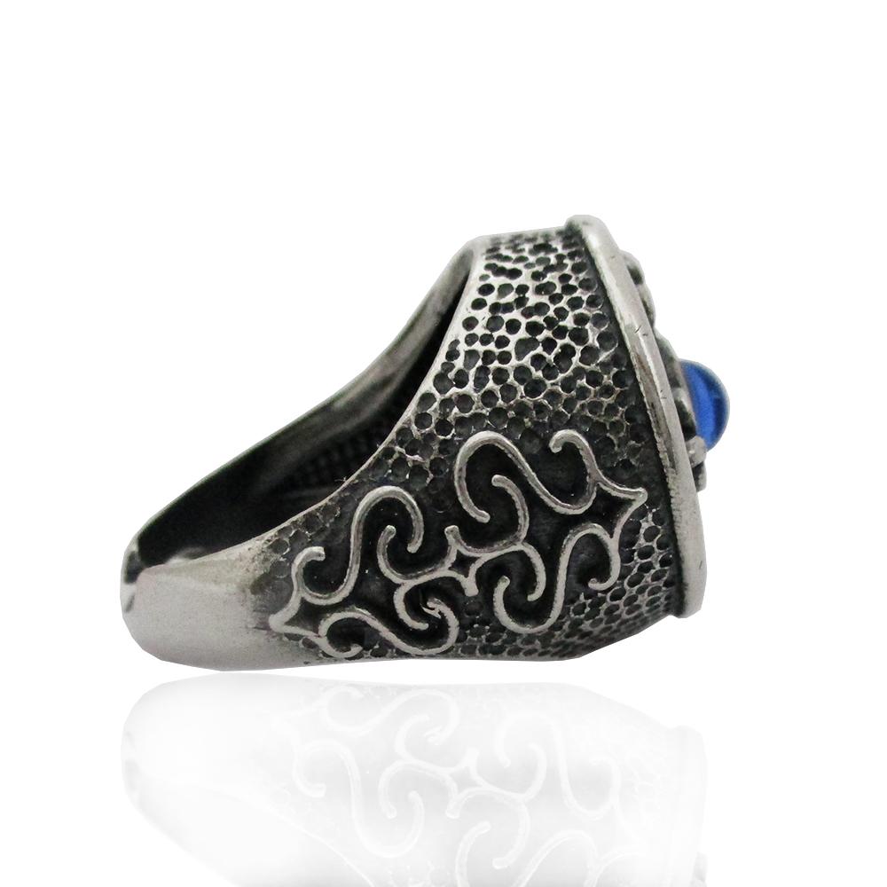 Anello tondo mm 20 in argento 925 brunito con decoro giglio e pietra blu