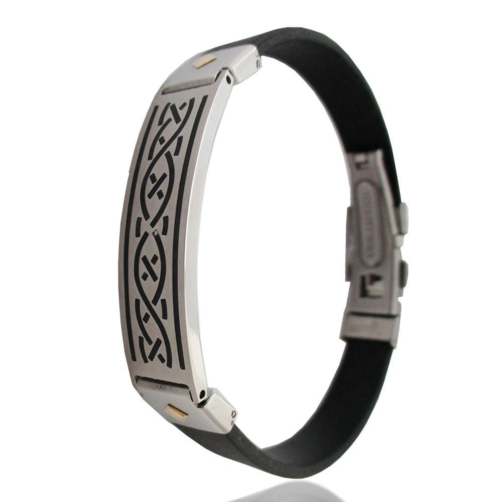 Bracciale in caucciu' mm 11 con chiusura deployante con targa in acciaio satinato con motivo maori e particolari in oro giallo 18 carati