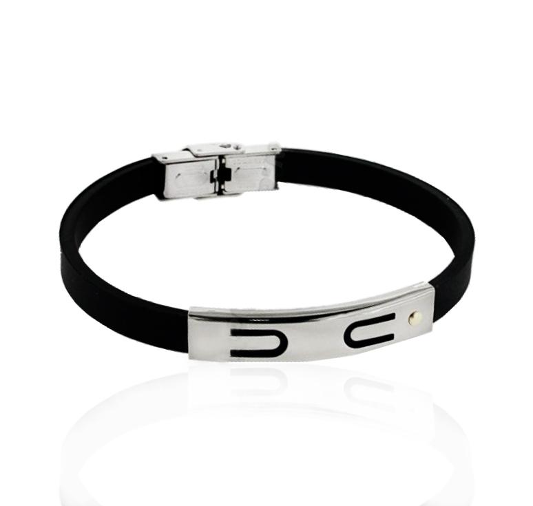 Bracciale in caucciu' nero con targa ad archetti e borchia in oro