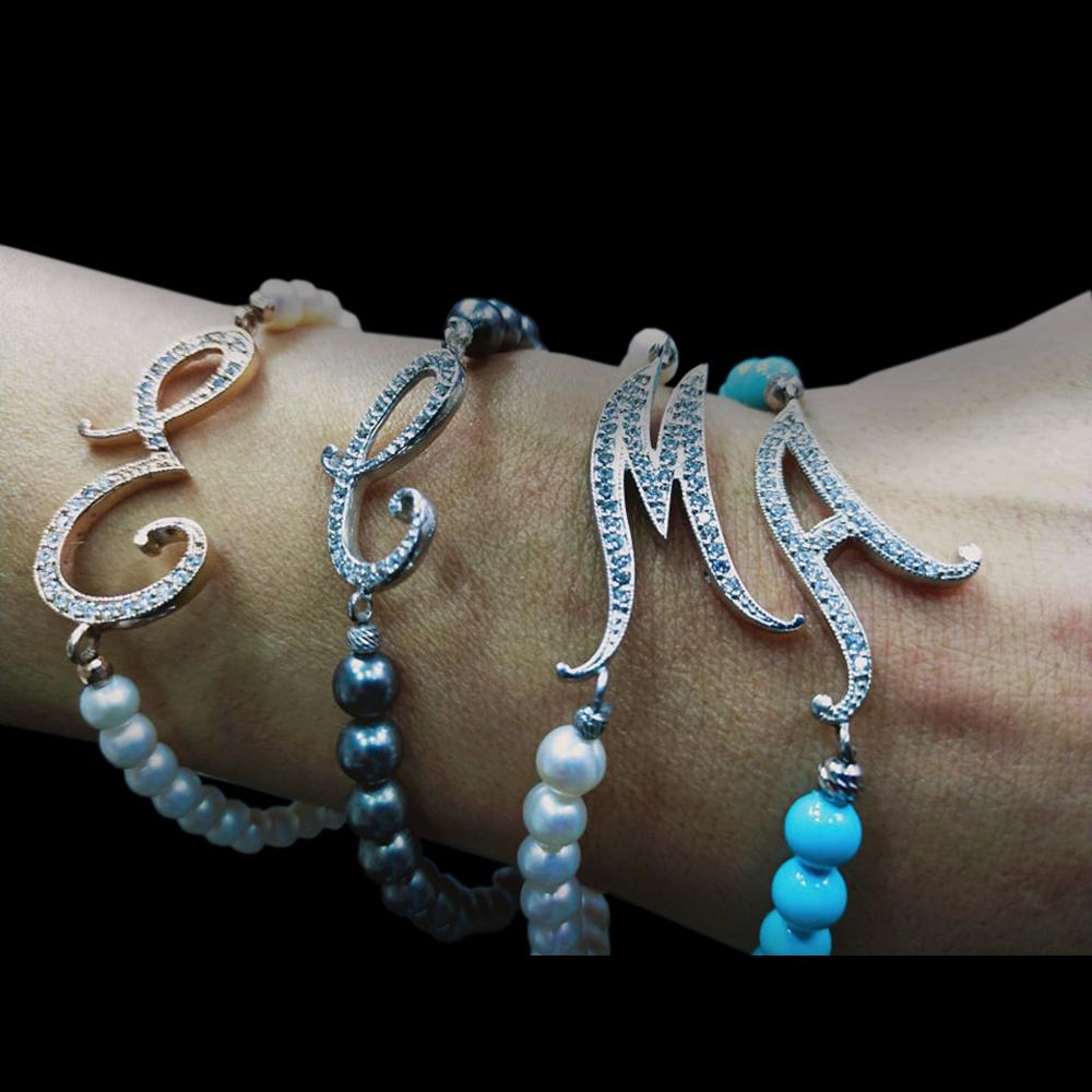 Bracciale di perle di acqua dolce con lettera in argento 925 rodiato con zirconi bianchi fatto a mano