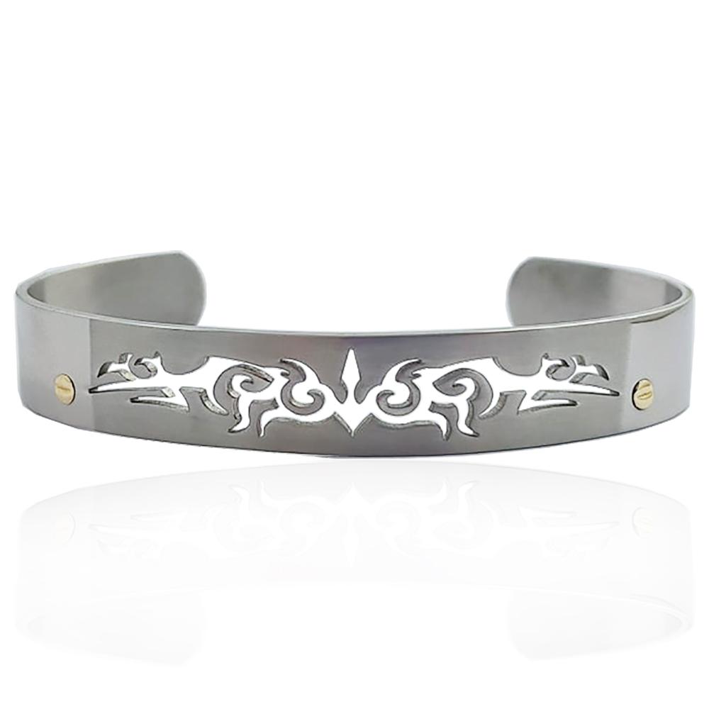 Bracciale rigido alla schiava in acciaio lucido-satinato con tribale traforato e borchie in oro giallo 18k 