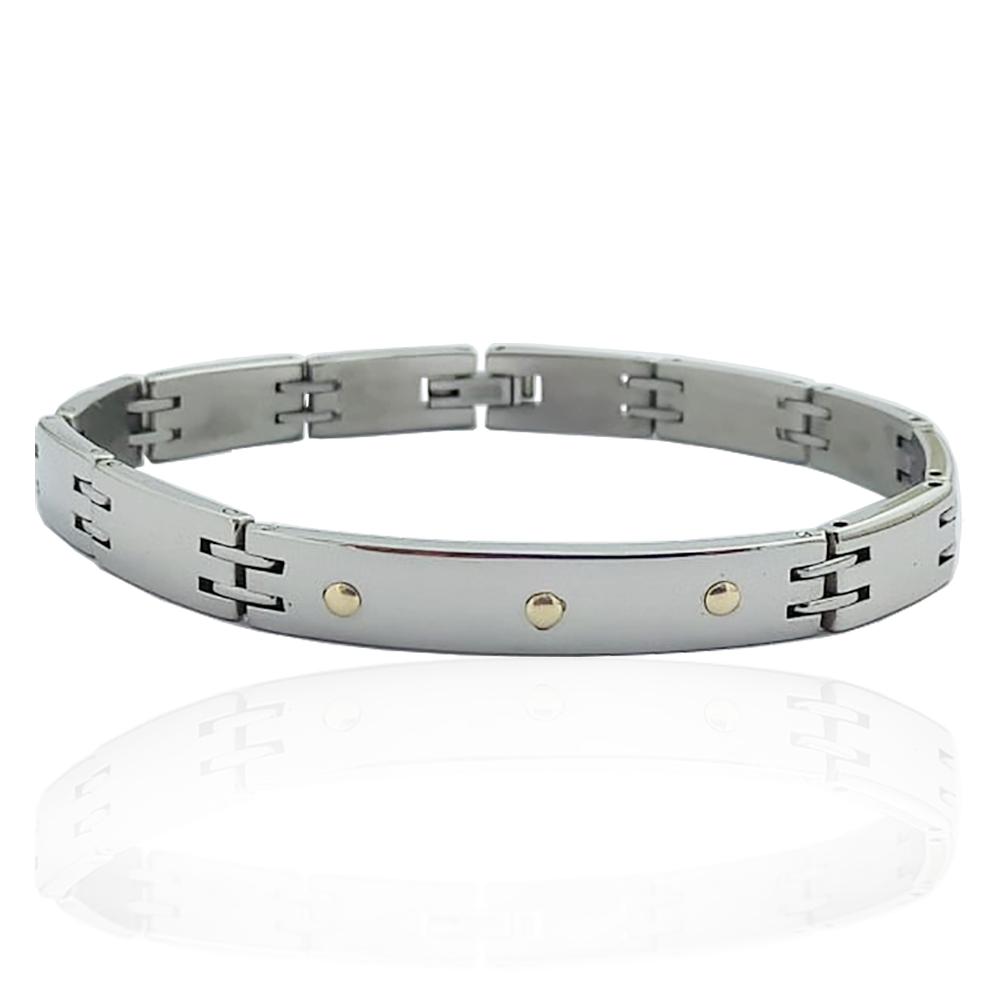 Bracciale semirigido in acciaio lucido cm 20 con applicazioni di borchie in oro giallo 18k su targa centrale