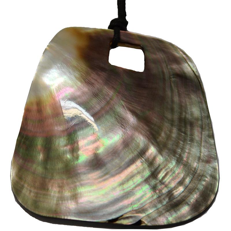 Collana in seta cerata nera con grande ciondolo in madreperla mm 77x67