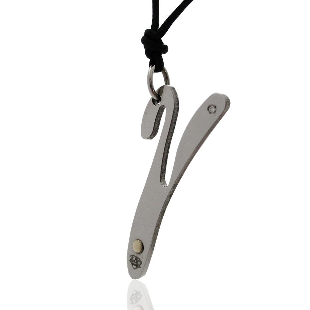 Ciondolo v-sign in acciaio lucido con borchia in oro e diamante naturale con collana in seta