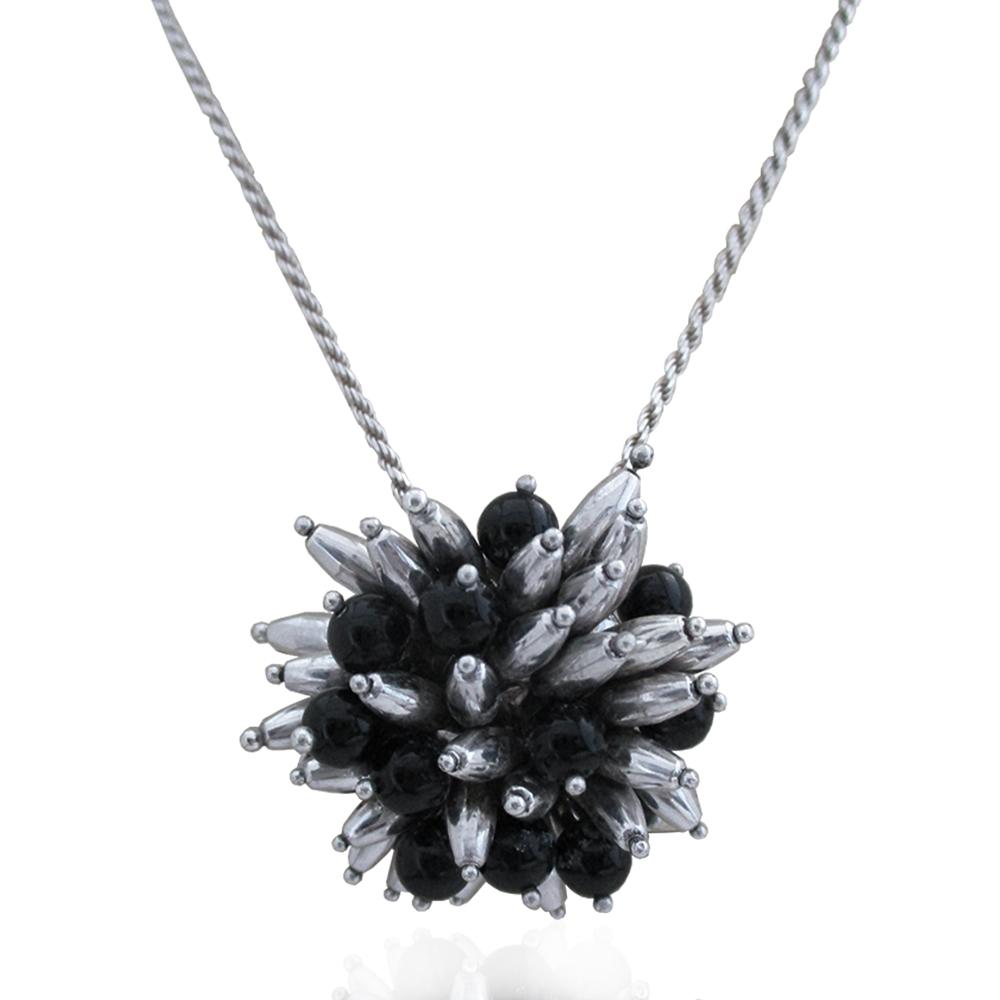 Collana con ciondolo fiore in argento 925 rodiato con sfere in onice fatta a mano