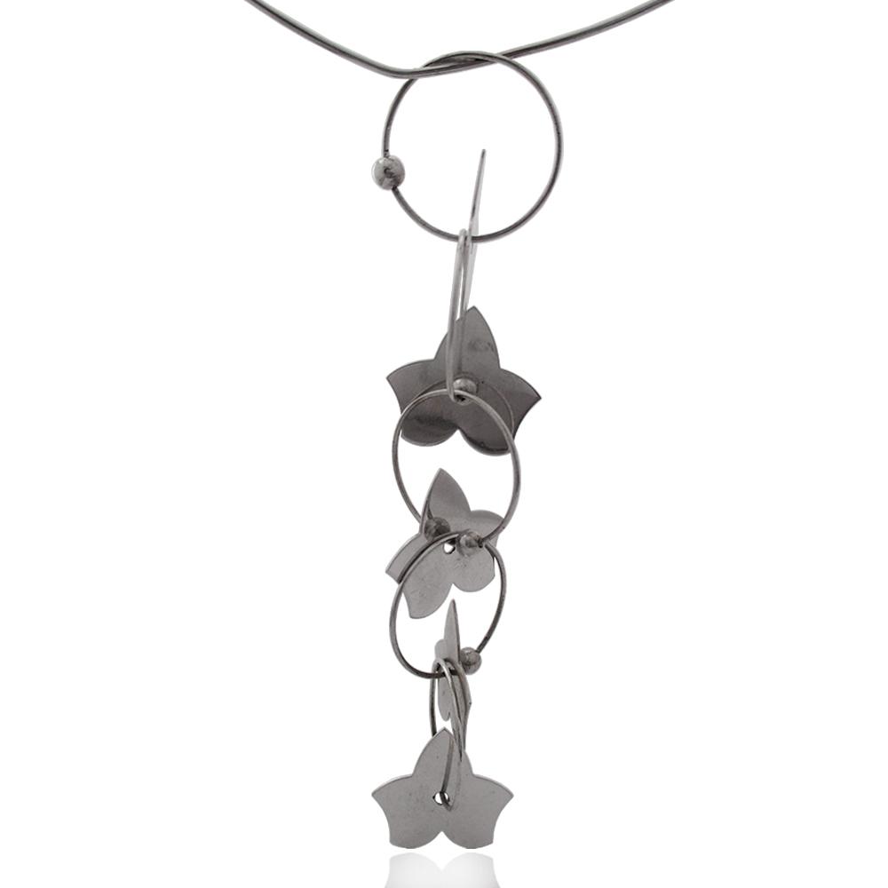 Collier rigido in argento 925 rodiato con trifoglio pendenti