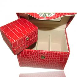Borsa beauty portagioie in pelle rossa con margherita centrale laminata argento