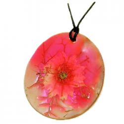 Ciondolo tondo in madreperla e fiori secchi fatto a mano modello pink con cordino di cuoio